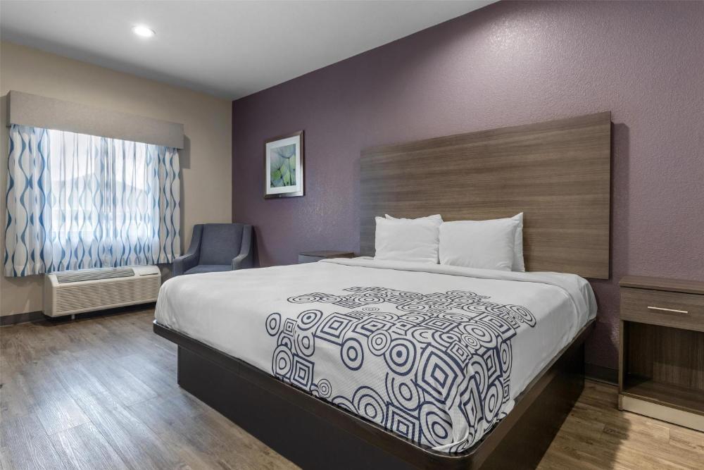 King Room - Non-Smoking interior