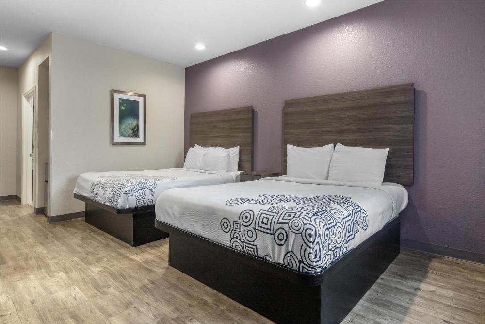 Queen Room with Two Queen Beds interior